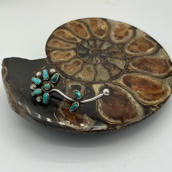 Small Turquoise Blossom Pin Zuni - Picture 4 of 6